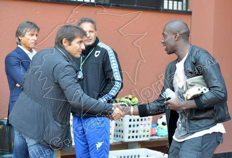 Conte saluta il sampdoriano Okaka, durante la sua visita al centro sportivo &#39;Gloriano Mugnaini&#39; (da Facebook)